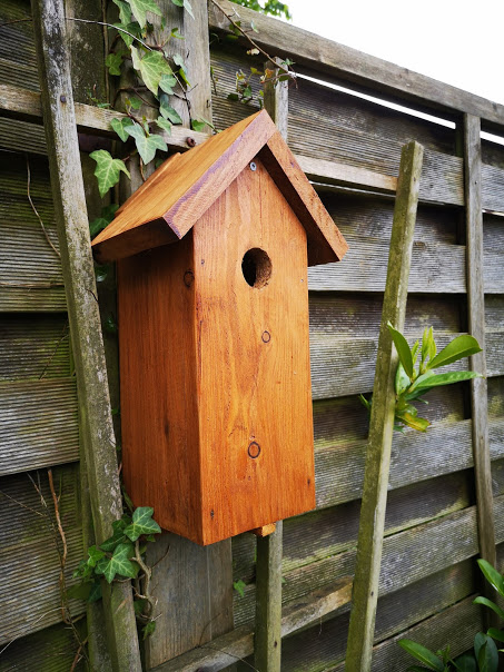 Færdigt mejsekasse på stakit
