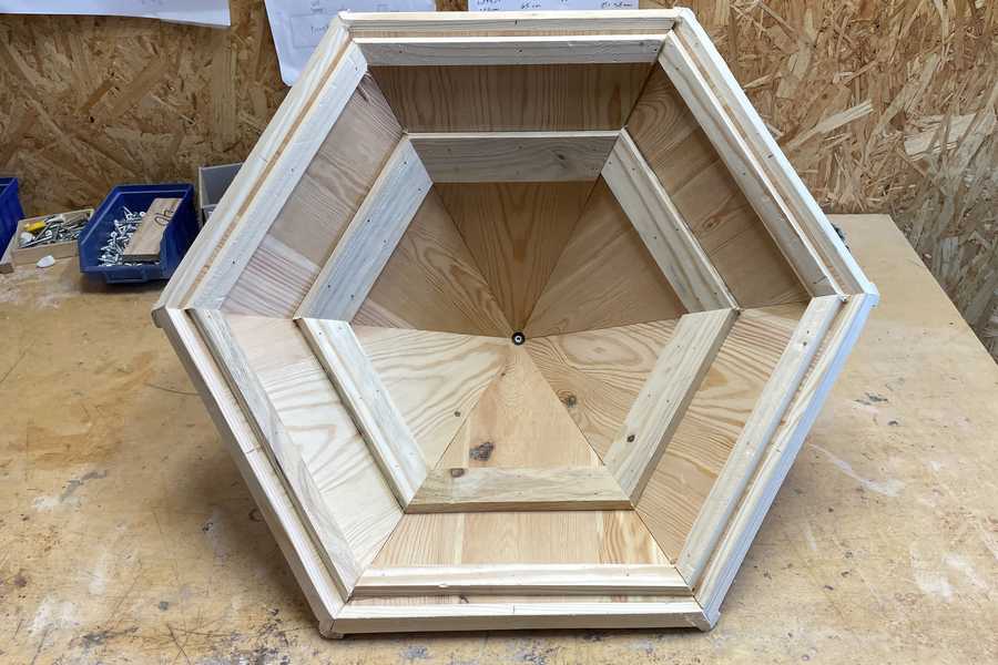 Færdigt 6 kantede foderhus set fra indersiden