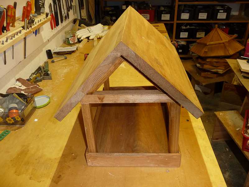 Rektangulært foderbræt med bølgegardin - fra gavlen