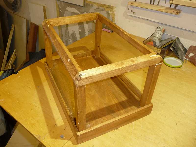 Retangulært foderbræt - ramme med søjler og bund - skråt fra siden