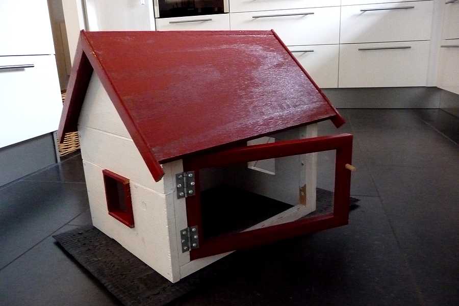 Mini bibliotek - hus fra siden med dør