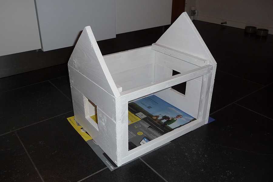 Mini bibliotek - hus malet hvidt - set fra oven - fra dørside