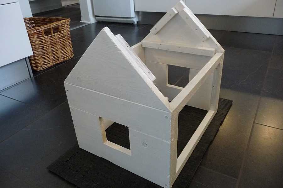 Mini bibliotek - hus malet hvidt